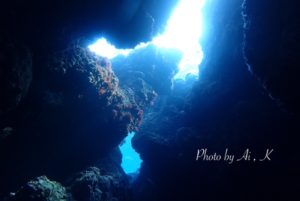 今日も瀬底島の洞窟は光が射し込んで最高に綺麗！