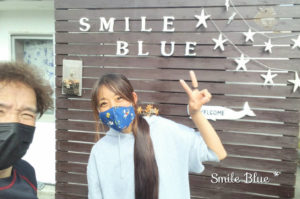 Smile Blue * の店舗前で記念撮影